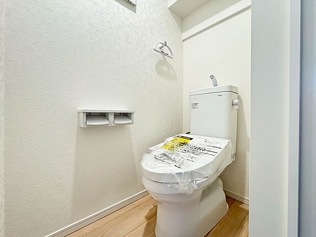 トイレ・ウォシュレット付。快適で衛生的な洗浄機能付温水シャワートイレです。