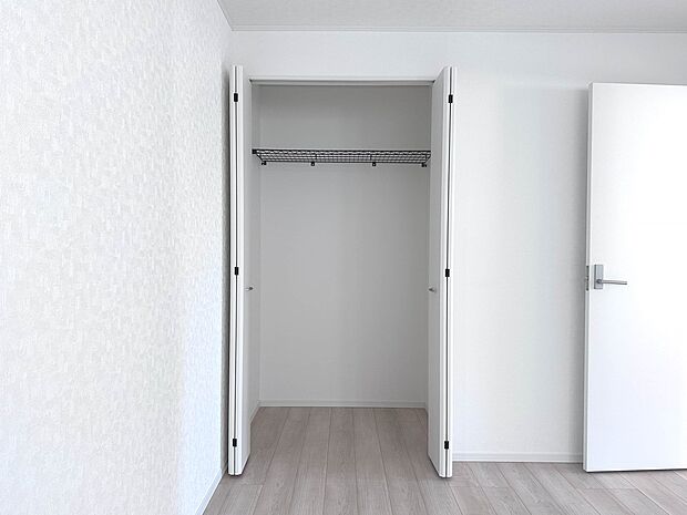 【CL(クローゼット）】  壁面クローゼットのメリットは、衣類が横一列に並ぶためひと目で洋服が選びやすいこと。衣類をたくさんお持ちの方も、限られたスペース内に無理なく収納することができます。…