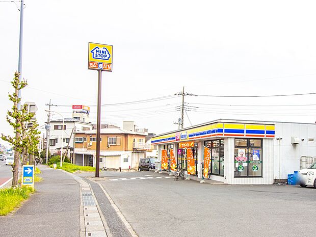 コンビニ 469m ミニストップ(冷たいスウィーツ、温かいスウィーツなどで有名な中堅コンビニ。コールドスウィーツがミニストップの看板商品です。できたてのおいしさを提供するミニストップ独自のオ…