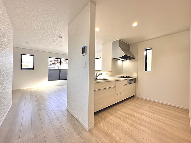 【LDK17.5帖】木の温もりがやさしいフローリング仕様。明るく広々としたダイニングはとても快適な空間です。