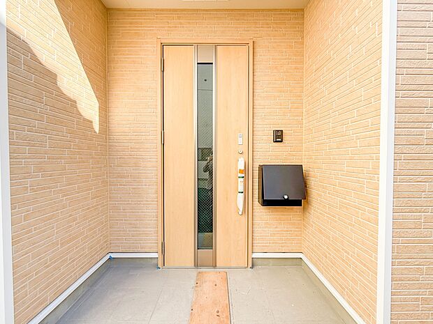 1号棟【玄関】家の顔となる玄関は、高いデザイン性が求められます。高級感と断熱性、防犯性に優れた玄関ドアを標準装備。ピッキング対策のセキュリティサムターン等、防犯に考慮しました。