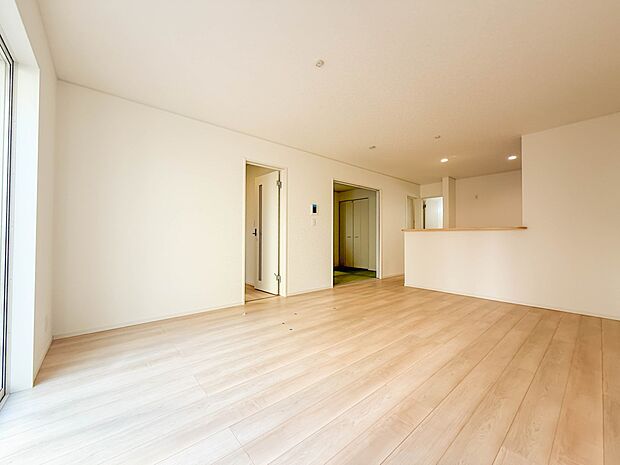 1号棟【LDK16帖】うららかな陽射しがどのお部屋にも降り注ぎますように、快適さを追求した間取設計。得難い立地環境での生活を恵みの豊かな永住の地へと変えてくれます。