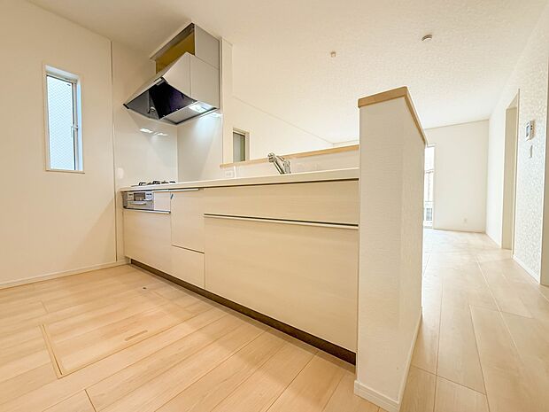 1号棟【キッチン】ナチュラルな自然光の中での調理。会話が弾む対面型キッチン。お洒落な食器類を余裕で収納できるスペース。動きやすい女性目線のキッチン動線。これからはお料理をつくる時間が劇的に変…