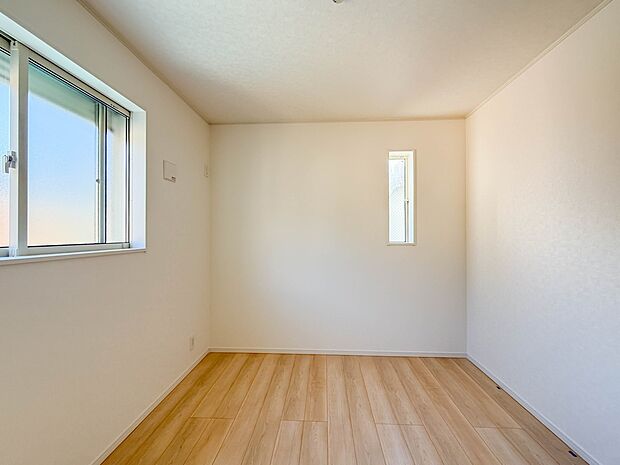 1号棟【洋室5帖】昨今のトレンドになりつつあるのが、広過ぎず、快適すぎない子ども部屋。勉強と寝るだけの部屋にすることで閉じこもりがなくなり、リビングで過ごす時間が増えると言われています。