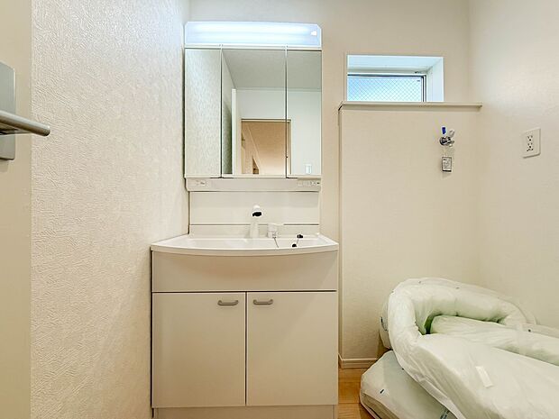 1号棟【洗面台】 十分な大きさの洗面台は、身だしなみチェックや歯磨きなど、朝の慌ただしい時間でもホテルライクなスペースで余裕とゆとりを感じて頂けます。