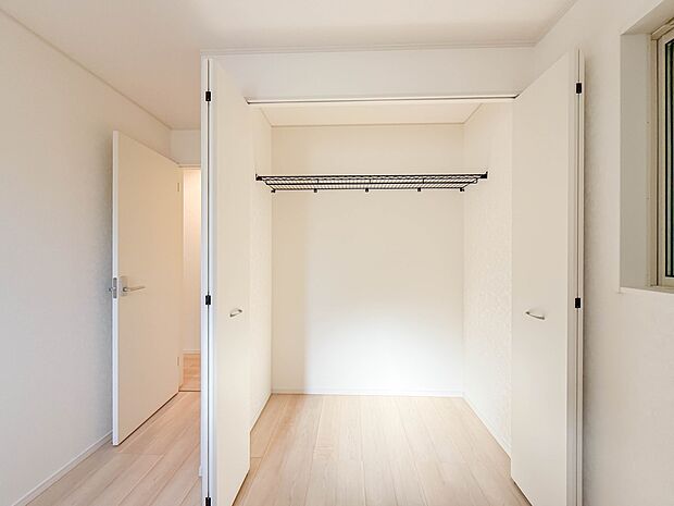 1号棟【収納】壁面クローゼットのメリットは、衣類が横一列に並ぶためひと目で洋服が選びやすいこと。衣類をたくさんお持ちの方も、限られたスペース内に無理なく収納することができます。