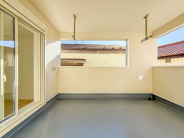 1号棟【バルコニー】バルコニーに自分のこだわりをもたせる。120%自由自在のバルコニー。もちろんお洗濯物を干す、ゴミを一時保管するなどもおまかせください。バルコニーを多目的スペースとして考え…