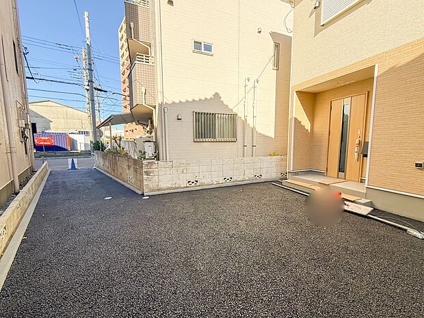 1号棟【駐車場】毎日の生活にマイカーが必須という方は、購入を検討する際、駐車場があることは大事な条件です。毎日の通勤や家族の送迎、買い物やお出かけなどクルマのある暮らしを満喫したい方は要チェ…