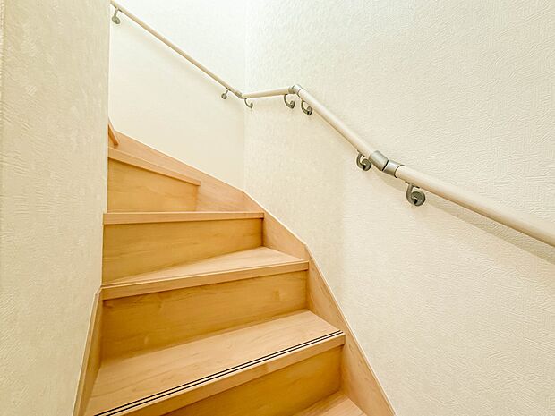 1号棟【手すり付階段】手すりがないと階段の昇り降りで危険なことはもちろん、壁に手をつきながら歩くことで壁紙が汚れやすくなります。すべての方に快適に昇り降りしていただくため、手すりを設置しまし…