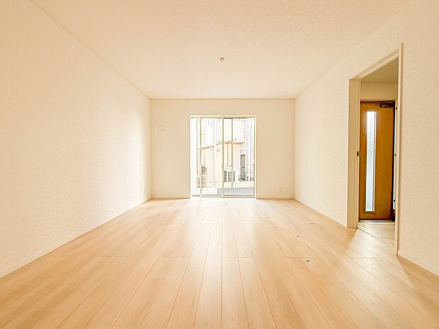 1号棟【LDK16帖】シンプルなデザインの家は風情がある。住む人のこだわりを感じる。外観も内装もいたってシンプル。居心地がよく、家事や趣味、子育てなどにも集中できる。家も人間も熟成するほどシ…