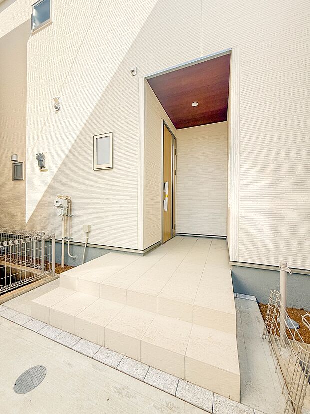 4号棟【玄関】玄関はおうちの顔と言われます。玄関アプローチは、外観デザインの印象を左右します。ご家族の個性を出しながら、素敵な玄関でお客様をお迎えしてください。