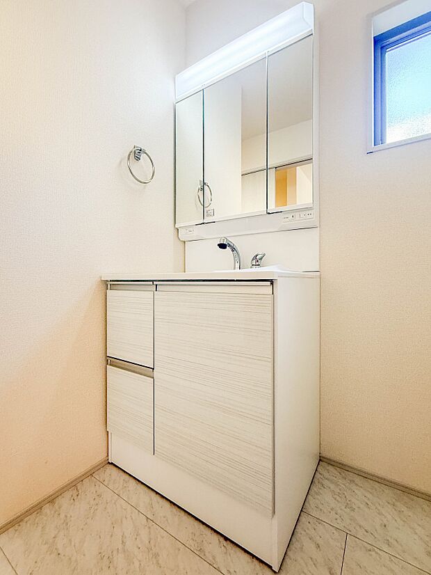 4号棟【洗面台】 十分な大きさの洗面台は、身だしなみチェックや歯磨きなど、朝の慌ただしい時間でもホテルライクなスペースで余裕とゆとりを感じて頂けます。