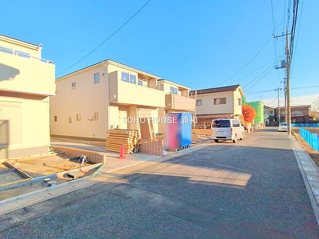 4号棟【前面道路幅員6m】家の前をまっすぐの通りが走っている。クルマは少なく、人々は毎朝、ウォーキング、ジョギング、犬の散歩など、フリーな朝時間を過ごしている。