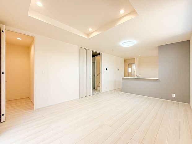 4号棟【LDK17帖】リビングにいるお子様と会話をしながら家事ができるカウンターキッチン。いま手があいているか、忙しそうなのか相手の様子を伺いながらコミュニケーションをとる訓練にもなります。…