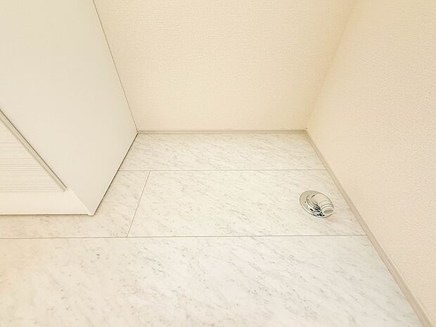 4号棟【ランドリースペース】毎日使う洗濯機。しっかりと奥行きのある置き場が確保されています。