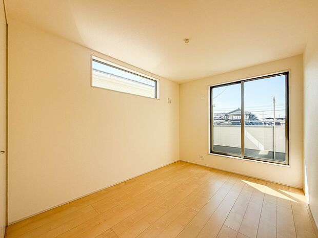 2号棟【洋室6.5帖】お子様のお部屋にぴったりなクロークを備えたフローリング仕様の洋室です。