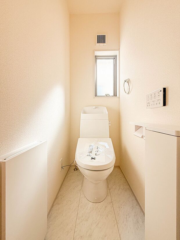 2号棟【トイレ】トイレ・ウォシュレット付。快適で衛生的な洗浄機能付温水シャワートイレです。