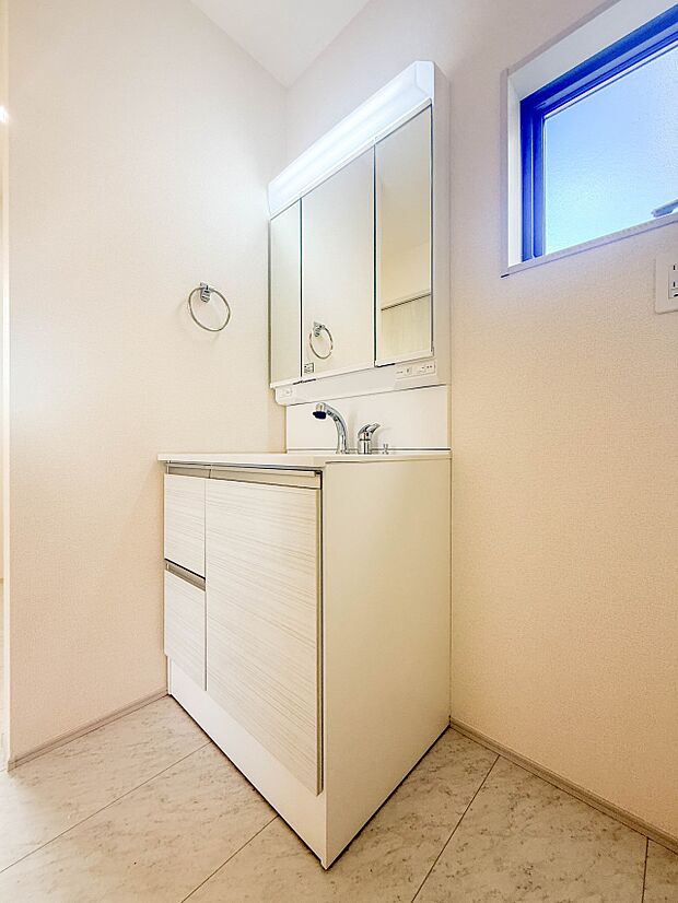 2号棟【洗面台】 十分な大きさの洗面台は、身だしなみチェックや歯磨きなど、朝の慌ただしい時間でもホテルライクなスペースで余裕とゆとりを感じて頂けます。