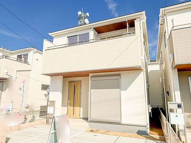 2号棟【外観】堂々たる趣ながら、主張し過ぎずどこか余裕を感じさせるシャープなフォルムで佇む邸宅は、晴天の空と照らし合わせる事で、本来あるべき完成形の姿を見せてくれます。