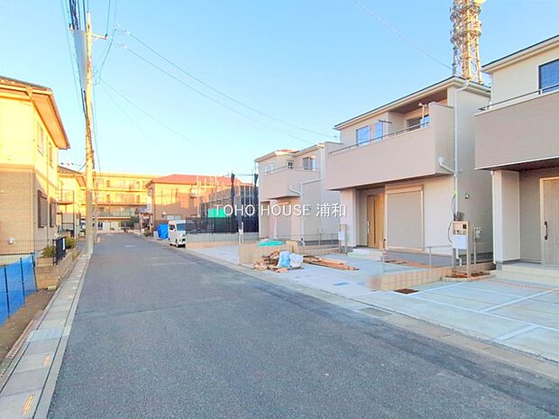 2号棟【前面道路幅員6m】家の前をまっすぐの通りが走っている。クルマは少なく、人々は毎朝、ウォーキング、ジョギング、犬の散歩など、フリーな朝時間を過ごしている。