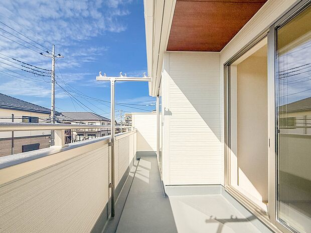 2号棟【バルコニー】 バルコニーから差し込む陽光・通風は、住環境・快適性と共に有り続ける貴重な「財産」です。