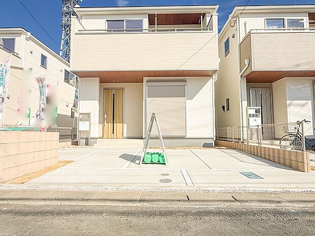 2号棟【駐車場】毎日の生活にマイカーが必須という方は、購入を検討する際、駐車場があることは大事な条件です。毎日の通勤や家族の送迎、買い物やお出かけなどクルマのある暮らしを満喫したい方は要チェ…