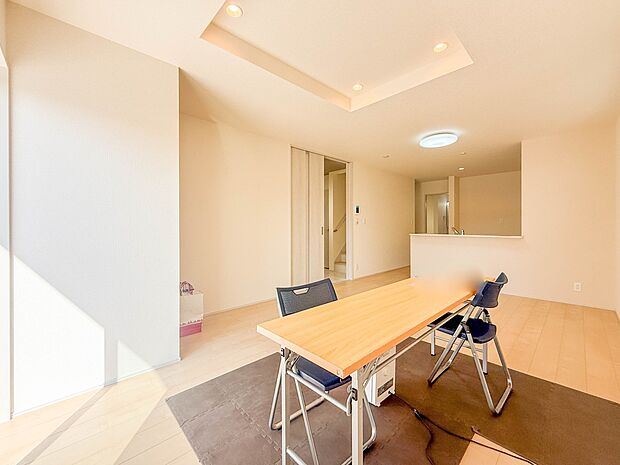 2号棟【LDK17.5帖】リビングにいるお子様と会話をしながら家事ができるカウンターキッチン。いま手があいているか、忙しそうなのか相手の様子を伺いながらコミュニケーションをとる訓練にもなりま…