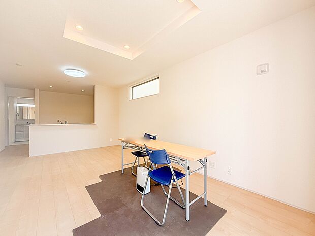 2号棟【LDK17.5帖】シンプルなデザインの家は風情がある。住む人のこだわりを感じる。外観も内装もいたってシンプル。居心地がよく、家事や趣味、子育てなどにも集中できる。家も人間も熟成するほ…