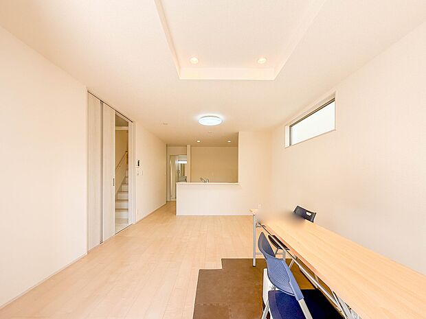 2号棟【LDK17.5帖】会話でホッとコミュニケーションできるリビング。料理でホッとハピネスになるキッチンなど。人をホッとさせる最新設備・仕様を採用しています。