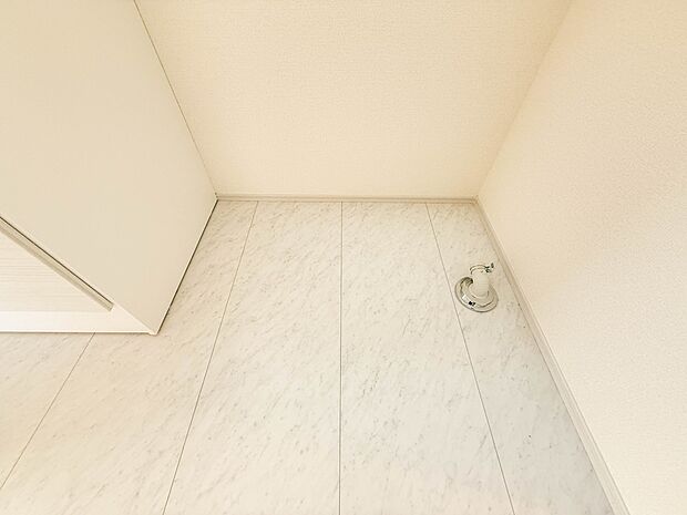 2号棟【ランドリースペース】毎日使う洗濯機。しっかりと奥行きのある置き場が確保されています。