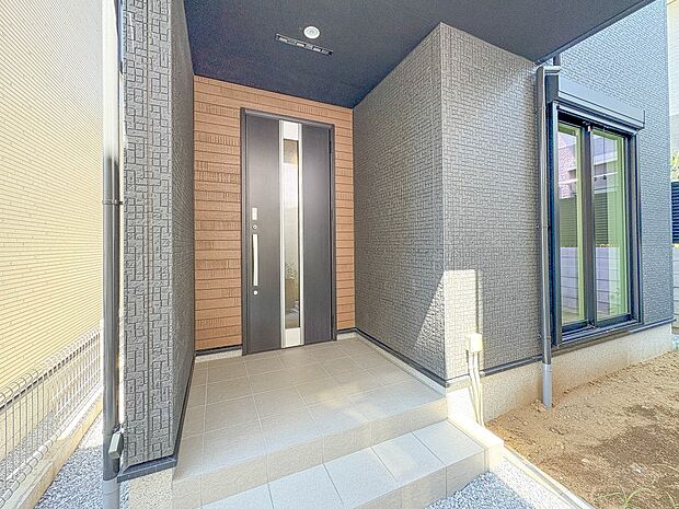 2号棟【玄関】家の顔となる玄関は、高いデザイン性が求められます。高級感と断熱性、防犯性に優れた玄関ドアを標準装備。ピッキング対策のセキュリティサムターン等、防犯に考慮しました。