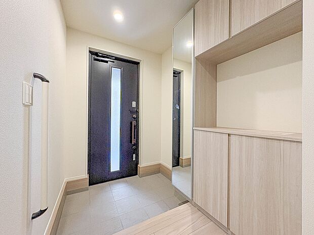 2号棟【玄関】玄関はおうちの顔と言われます。玄関アプローチは、外観デザインの印象を左右します。ご家族の個性を出しながら、素敵な玄関でお客様をお迎えしてください。