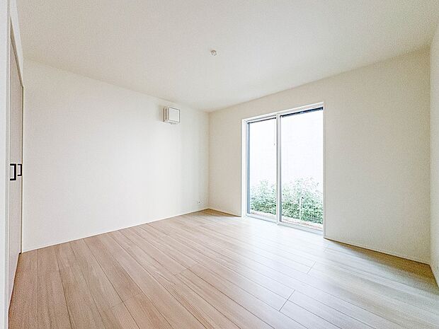 2号棟【寝室】シンプルな内装はおしゃれのポイントです。シンプルは華美より飽きがこないからです。色や模様でおしゃれ感をだす。それがシンプルイズビューティーです。