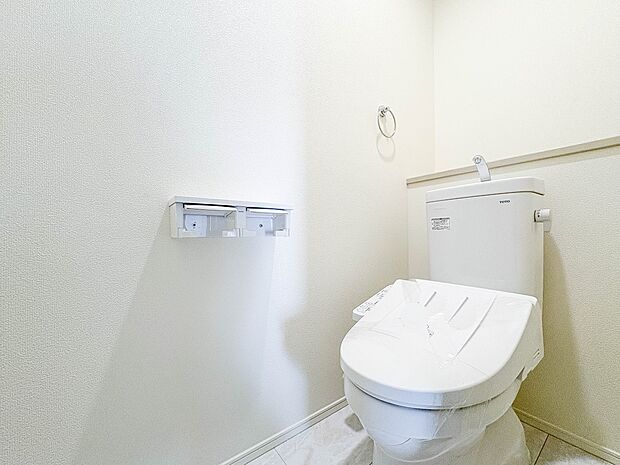 2号棟【トイレ】トイレ・ウォシュレット付。快適で衛生的な洗浄機能付温水シャワートイレです。