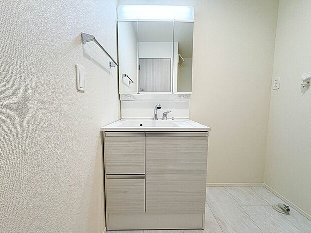 2号棟【洗面台】十分な大きさの洗面台は、身だしなみチェックや歯磨きなど、朝の慌ただしい時間でもホテルライクなスペースで余裕とゆとりを感じて頂けます。