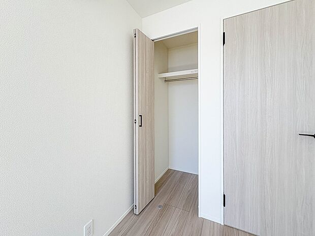2号棟【収納】こちらの物件が少しでも気になるようでしたら、お気軽にお問合せください。人生でいちばん大きなお買い物ですので、ゆっくりご見学ください。ネット上の画像と実際の見学では、リアル感がま…