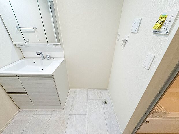 2号棟【ランドリースペース】毎日使う洗濯機。しっかりと奥行きのある置き場が確保されています。