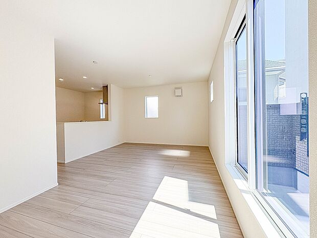 2号棟【LDK16帖＋南面バルコニー】シンプルなデザインの家は風情がある。住む人のこだわりを感じる。外観も内装もいたってシンプル。居心地がよく、家事や趣味、子育てなどにも集中できる。家も人間…