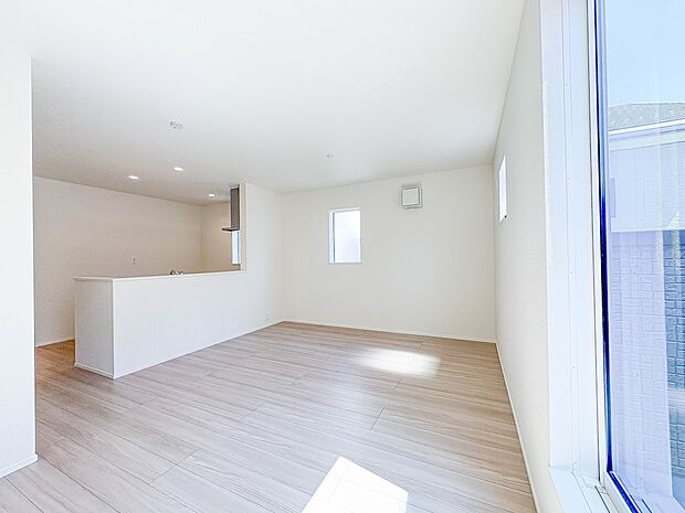 2号棟【LDK16帖＋南面バルコニー】忙しい朝でも家族揃って食事をして頂ける、ゆとりある大きさのダイニングスペース。奥様の手料理をカウンター越しに受けとって頂き、テーブルで囲む素敵な時間を存…