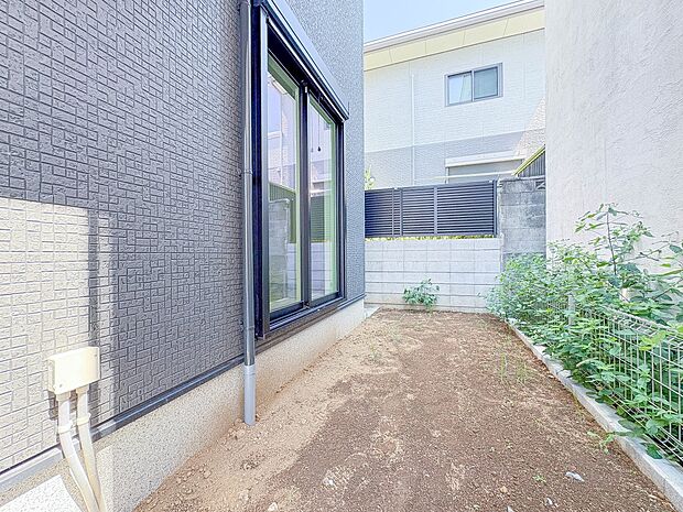 2号棟【庭】プランター等をおいてガーデニングが楽しめます。