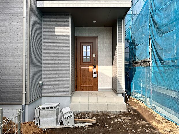 【玄関】家の顔となる玄関は、高いデザイン性が求められます。高級感と断熱性、防犯性に優れた玄関ドアを標準装備。ピッキング対策のセキュリティサムターン等、防犯に考慮しました。