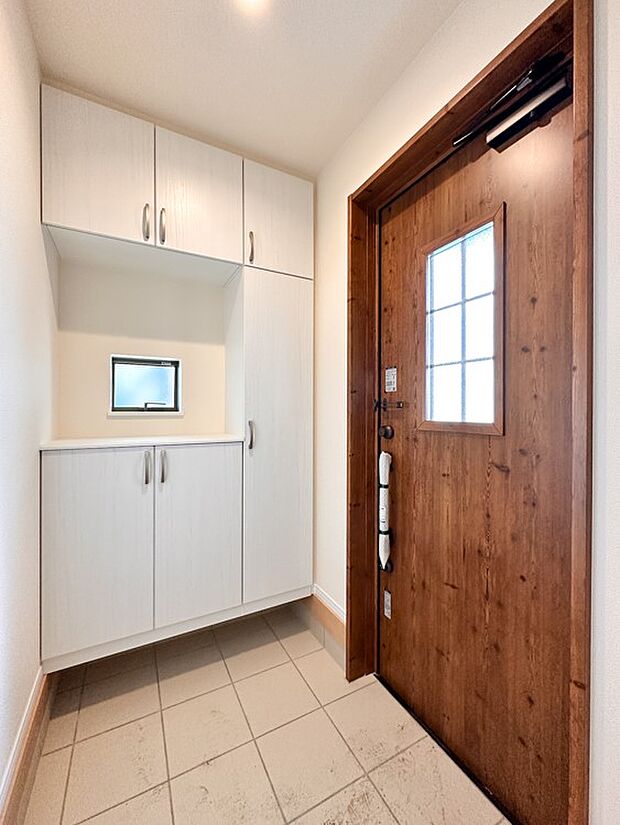 【玄関】玄関はおうちの顔と言われます。玄関アプローチは、外観デザインの印象を左右します。ご家族の個性を出しながら、素敵な玄関でお客様をお迎えしてください。