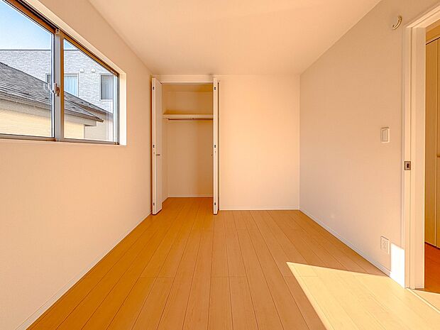 【洋室6帖】お子様のお部屋にぴったりなクロークを備えたフローリング仕様の洋室です。
