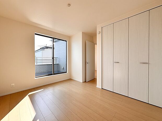 【子供部屋】お子様のお部屋にぴったりなクロークを備えたフローリング仕様の洋室です。