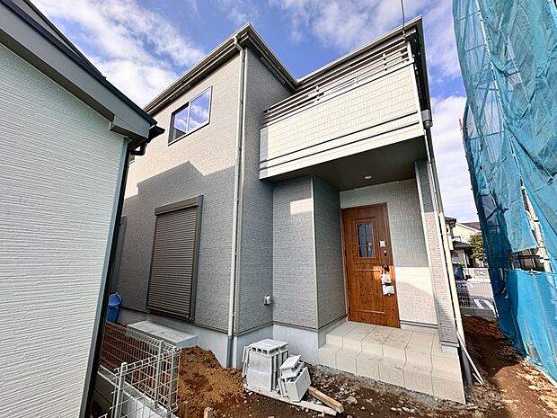 【外観】堂々たる趣ながら、主張し過ぎずどこか余裕を感じさせるシャープなフォルムで佇む邸宅は、晴天の空と照らし合わせる事で、本来あるべき完成形の姿を見せてくれます。