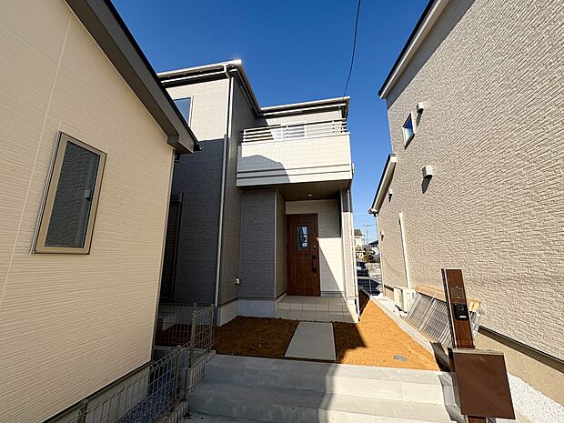 【現地外観】家族の温かさと陽光の暖かさ、楽しい毎日と明るい未来を予感させる「空間が織り成すひとつ先の住み心地」を演出します。