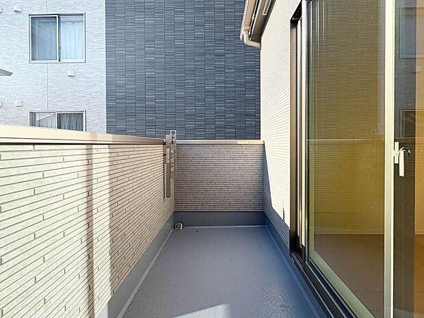 【バルコニー】  バルコニーから差し込む陽光・通風は、住環境・快適性と共に有り続ける貴重な「財産」です。