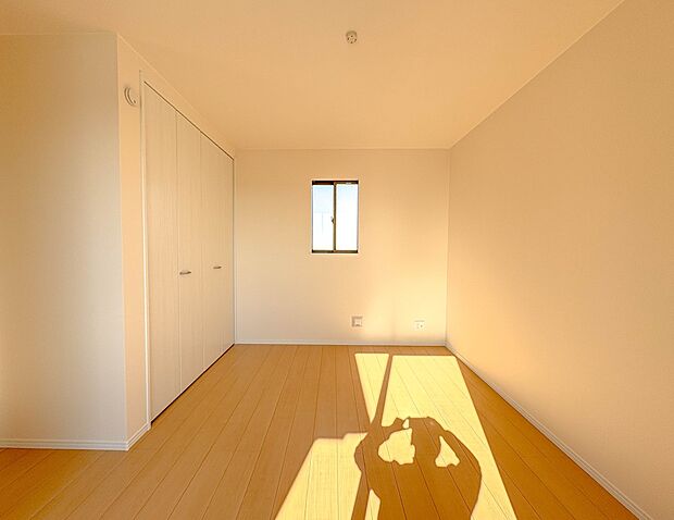 【洋室6.5帖】充実した生活は伸びやかな居室空間から始まります。快適に・伸びやかに。心の潤いを求める方々へ。