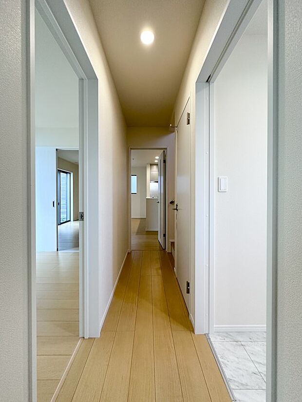 【1階廊下】玄関から、洋室や階段に続いています。