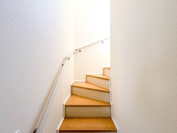 【手すり付階段】手すりがないと階段の昇り降りで危険なことはもちろん、壁に手をつきながら歩くことで壁紙が汚れやすくなります。すべての方に快適に昇り降りしていただくため、手すりを設置しました。